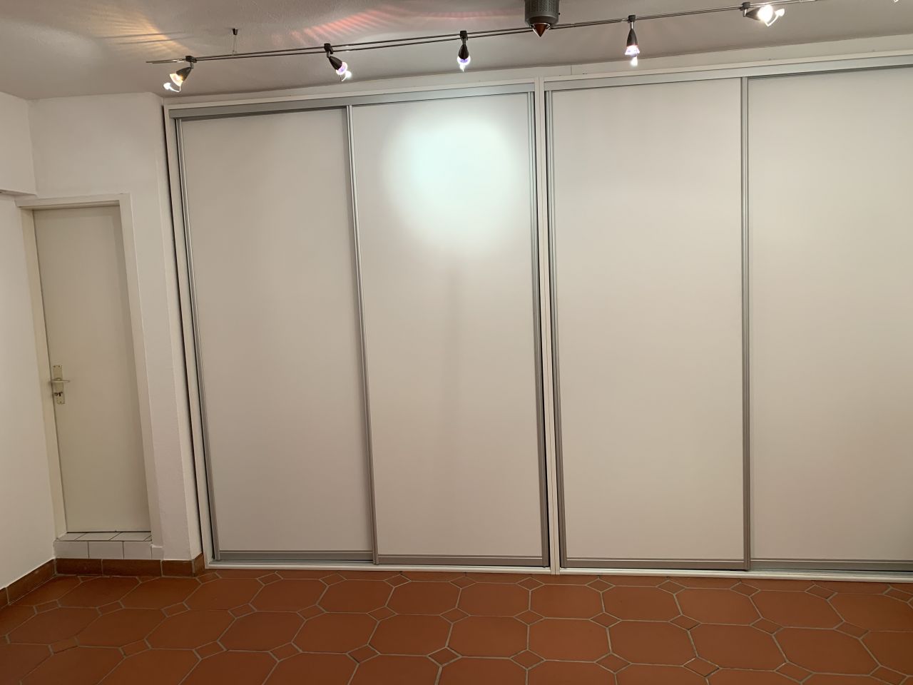 Rechts, großer Einbauschrank im hinteren Raum